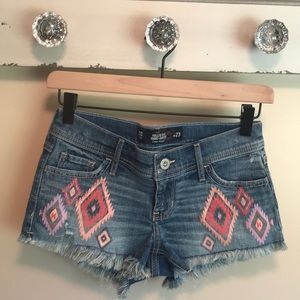 HOLLISTER LOW-RISE SHORT-SHORTS, SIZE 23.